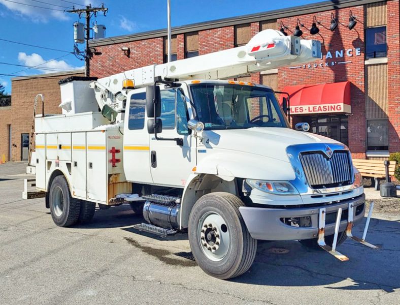 2010 INTERNATIONAL DURASTAR 4400 EXTRA CAB UTILITY W/ALTEC BUCKET.