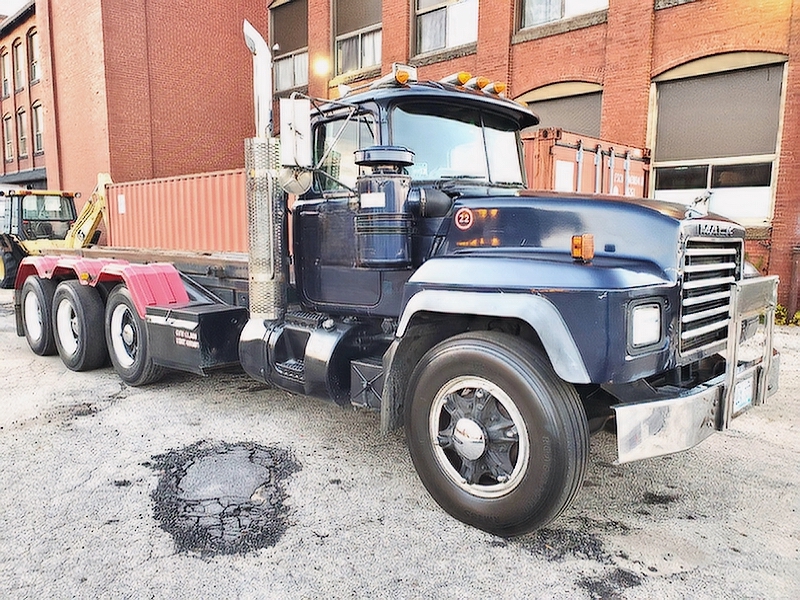 1998 MACK RD688S TRIAXLE ROLL-OFF TRUCK