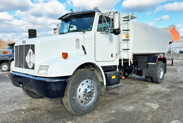 1999 PETERBILT 330 w/2800 GALLON TANK