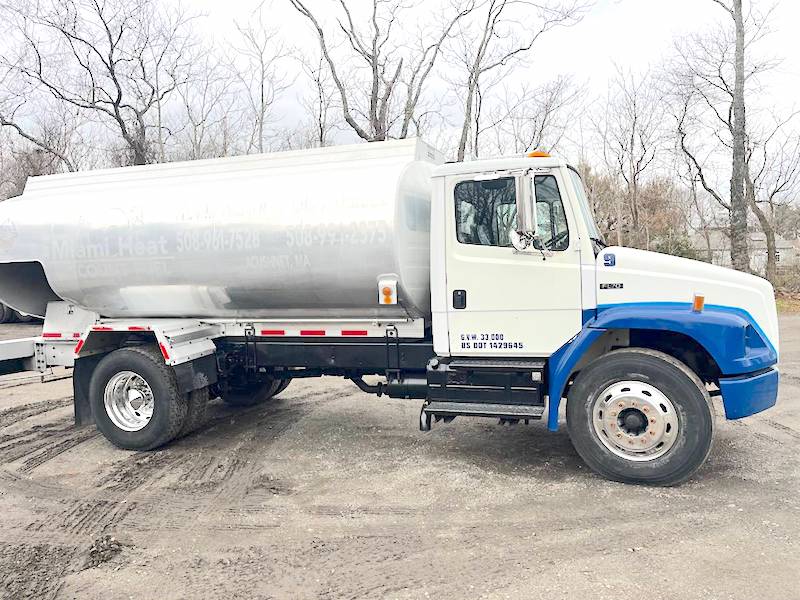 2000 FREIGHTLINER FL70 OIL TANKER TRUCK