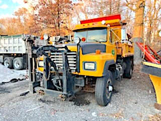 1995 MACK 690 6-WHEEL SANDER/PLOW TRUCK