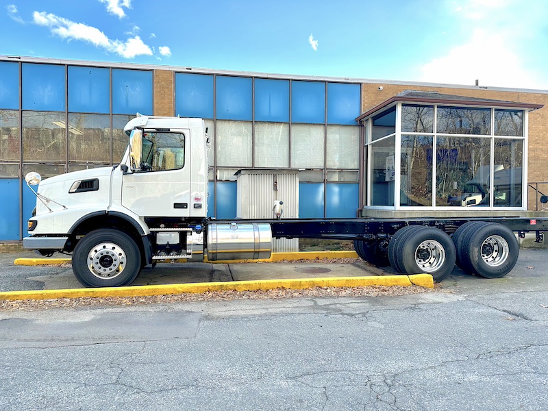 2025 VOLVO VHD64B300-500HP