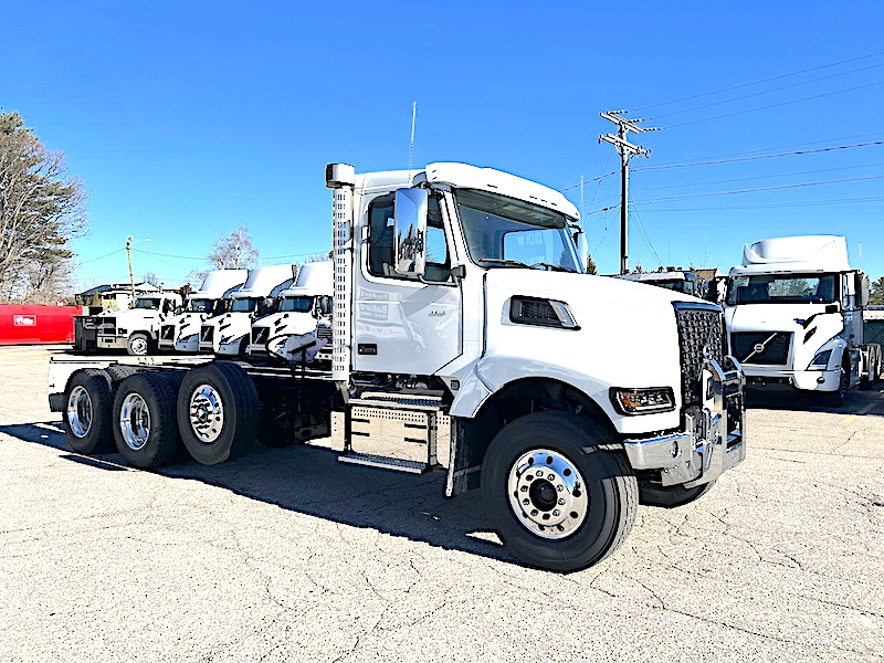 2025 VOLVO VHD84B300