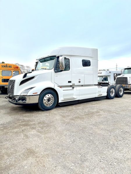 2025 VOLVO VNL64T740-D13,